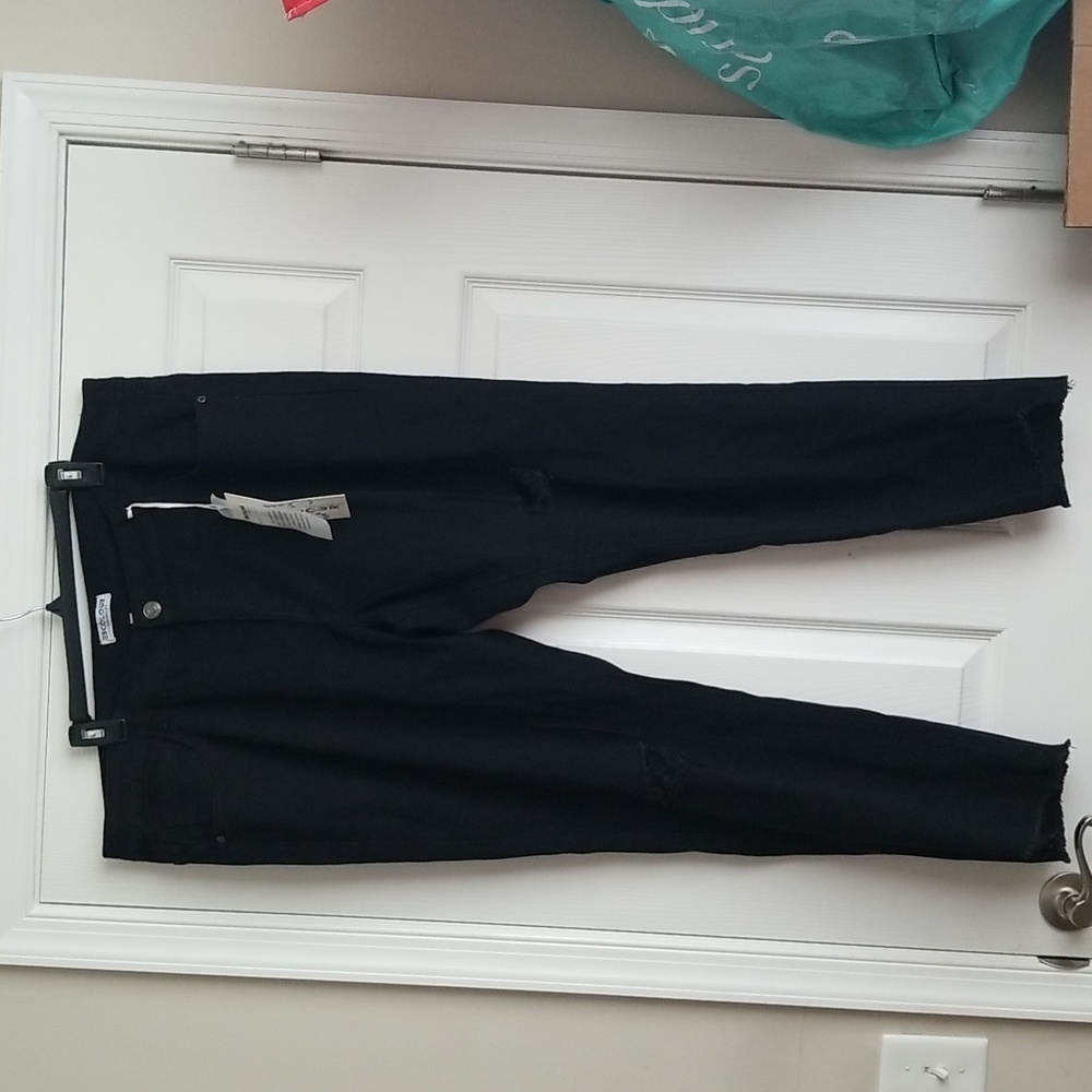 NWT Escolour Women's Distressed Skinny jeans